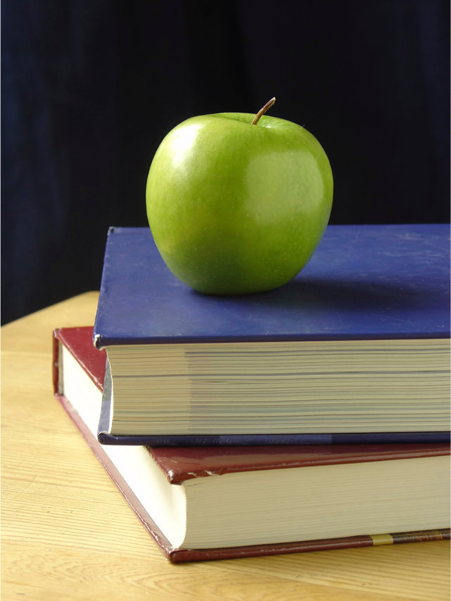 libro y manzana